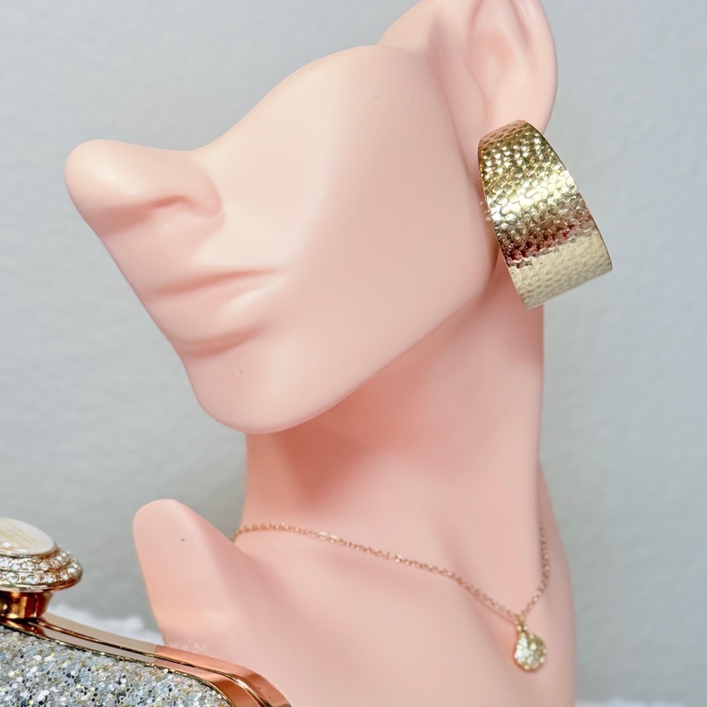 ⚜️ Gold Hammered Earrings - Picture 3 of 7